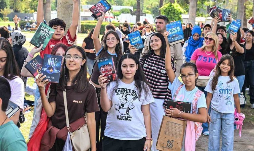 İzmir kitap fuarında yazarlarla buluşmalar sürerken, kitapseverler akın etti