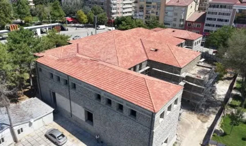 Elazığ'daki tarihi öğretmenevi restorasyon çalışmaları hızla ilerliyor