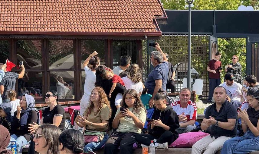 Karabük’te Filenin Sultanları’nın şampiyonluk maçı dev ekranda izlendi