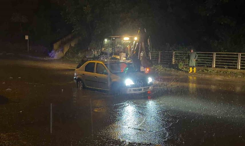 Göle dönen cadde: Gebze'de sağanak yağış vatandaşları mahsur bıraktı