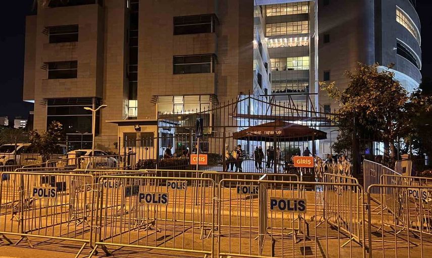 Mersin'de üç belediye başkanı tutuklama talebiyle mahkemeye sevk edildi