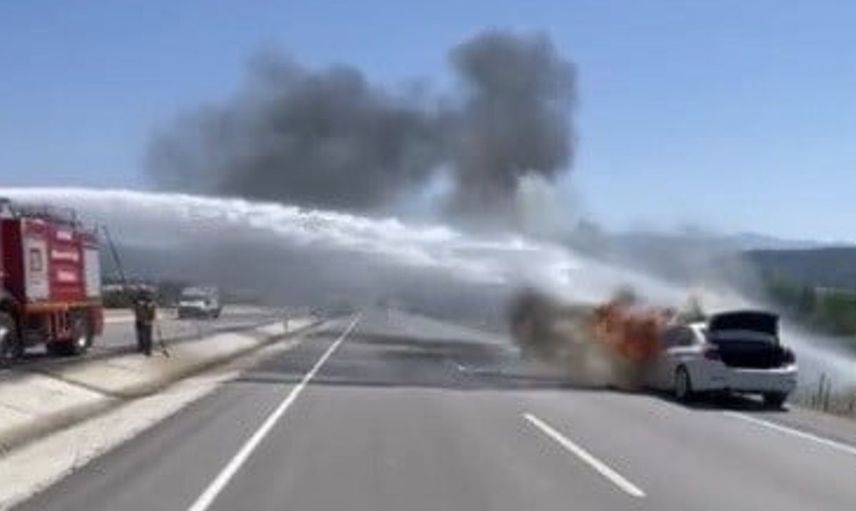 Osmaniye'de seyir halindeki otomobilde yangın çıktı