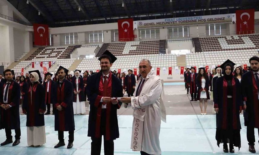 Fırat Üniversitesi 38. Dönem Tıp Fakültesi Mezunlarını Uğurladı