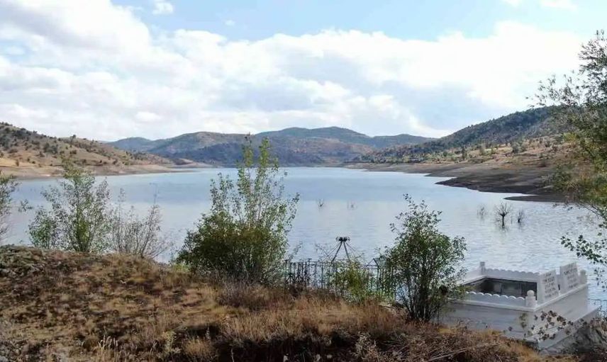 Fırsatı hemen kullandılar: Kaybolan mezarlık suların çekilmesiyle ortaya çıktı