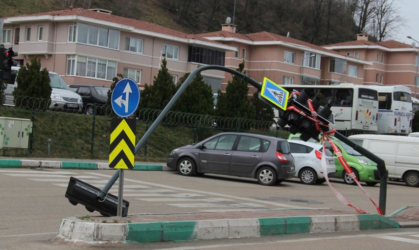 Fırtına o illeri esir aldı: Bursa’da eğitime ara verildi