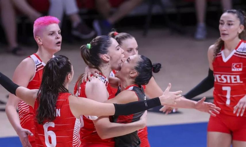 FIVB Milletler Ligi Maçı’nda İtalya Türkiye’yi 3-0 mağlup etti! Bakan Kasapoğlu maçı yakından takip etti