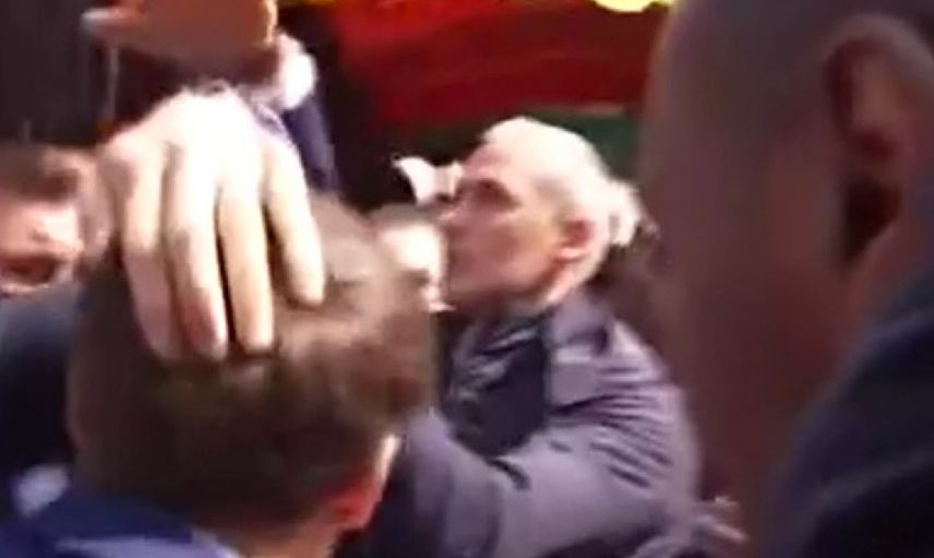 Fransa Cumhurbaşkanı Emmanuel Macron'a domatesli saldırı!