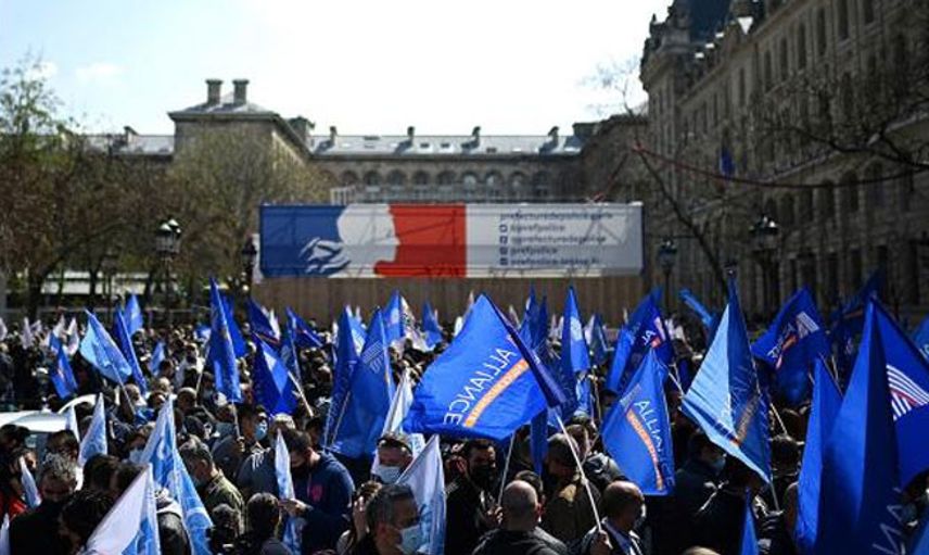 Fransa'da Bu Kez Polisler Sokağa Çıkıp Protesto Ettiler
