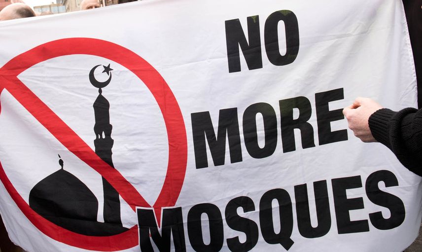 Fransa'da tehlikeli provokasyon: Mescidin kapısına islamofobik yazı