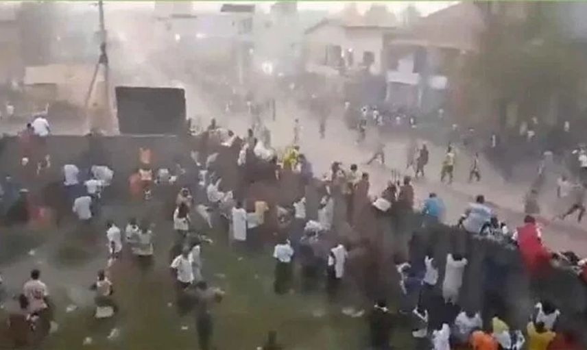 Futbol maçında izdiham: En az 56 kişi hayatını kaybetti