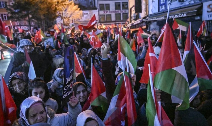 Galata Köprüsü’nde vicdan seli: Dualar Gazze için semaya yükseldi