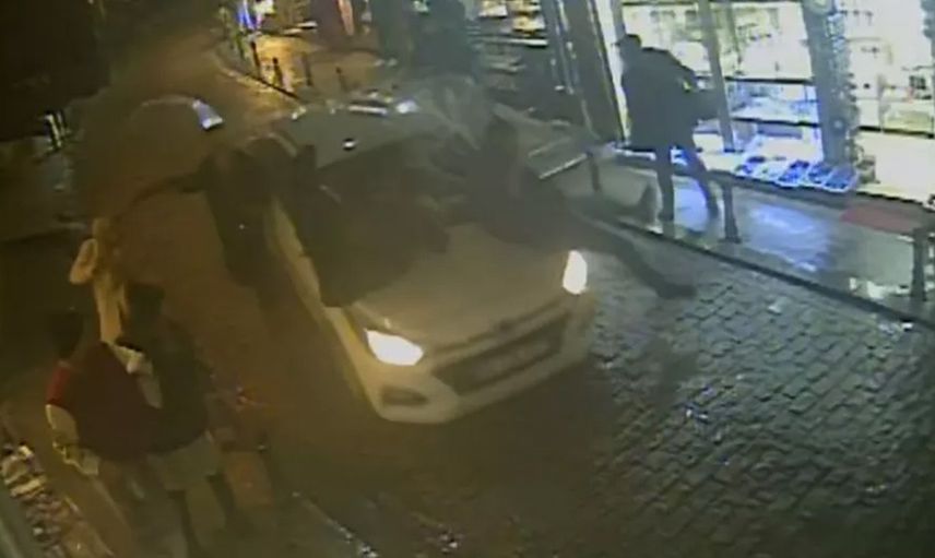Galata’da korkunç anlar: Araç yayaların arasına daldı