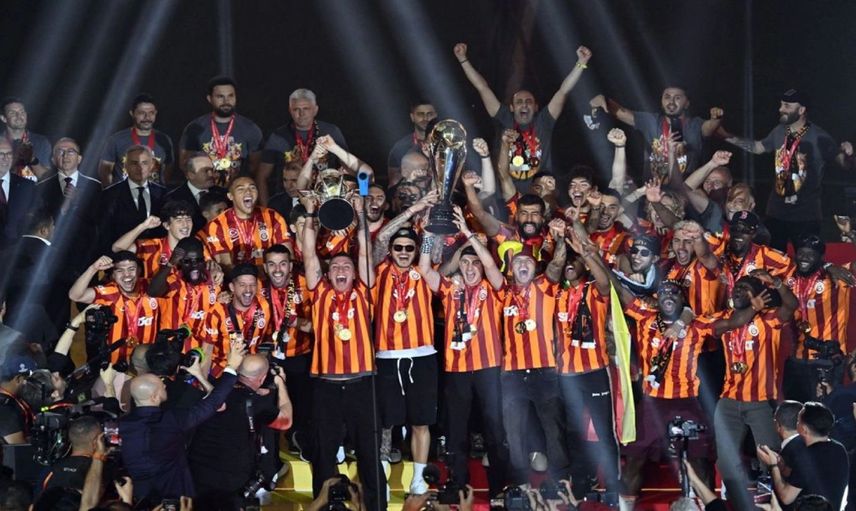 Galatasaray, Rams Park’ta 3 kupayla şov yaptı: Gökyüzündeki gösteri taraftarı büyüledi