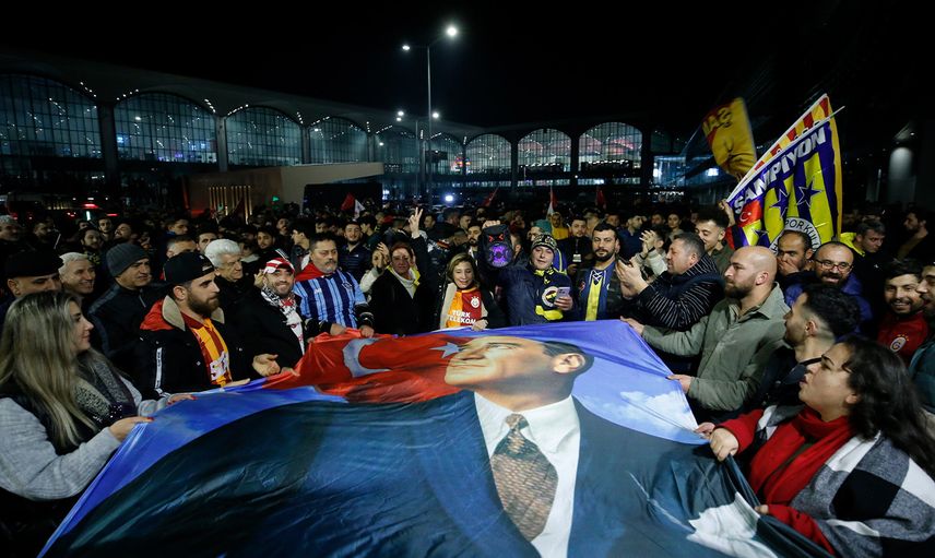 Galatasaray ve Fenerbahçe maça çıkmadı: Taraftarlar havalimanına akın etti