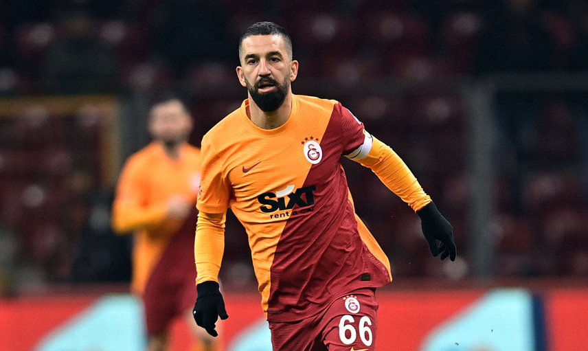 Galatasaray’da Arda Turan futbolu bırakıp bırakmayacağı yönünde henüz bir karar almadığını açıkladı