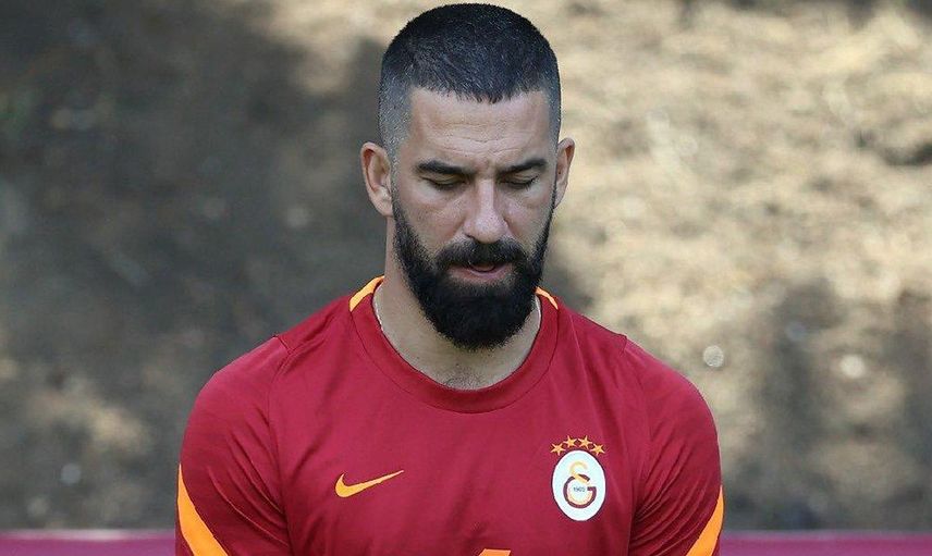 Galatasaray'da futbolu bırakacağı konuşulan Arda Turan yaptığı sosyal medya paylaşımla büyük ses getirdi