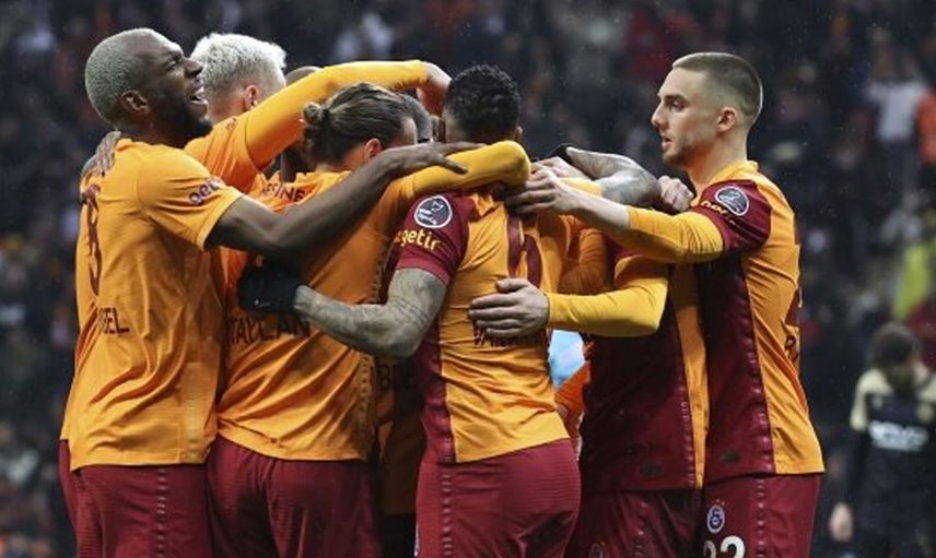 Galatasaray'dan ayrılan Ryan Babel, Eyüpspor'a mı transfer oldu? Futbolcu yeni takımının formasını sırtına geçirdi
