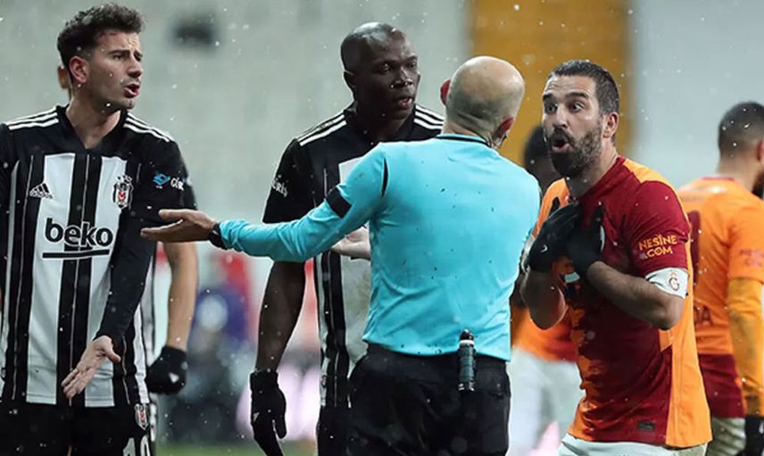 Galatasaray'ın futbolcusu Arda Turan,  FIFA 2022 Dünya Kupası'nda yer almayan Cüneyt Çakır'a destek verdi!