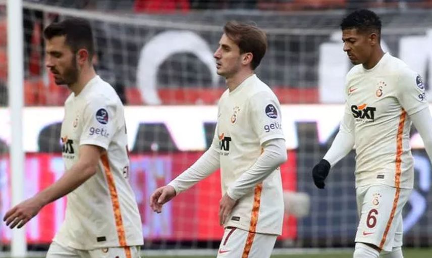Galatasaray'ın Süper Lig'de Gaziantep FK'ya yenilmesi sonrası takımda küme düşme stresi geri geldi!
