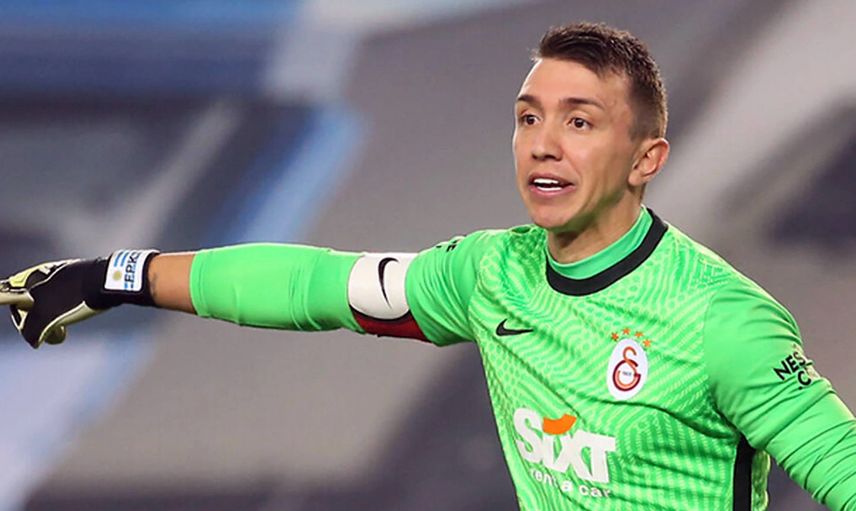 Galatasaraylı Fernando Muslera, vatandaşı Luis Suarez ile Fenerbahçe'ye transferi hakkında konuşmadığını açıkladı