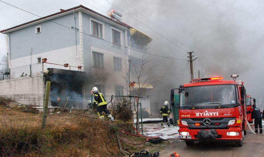 Garajındaki Kedi Ve Köpekleri Isıtmak İsterken Aracından Oldu