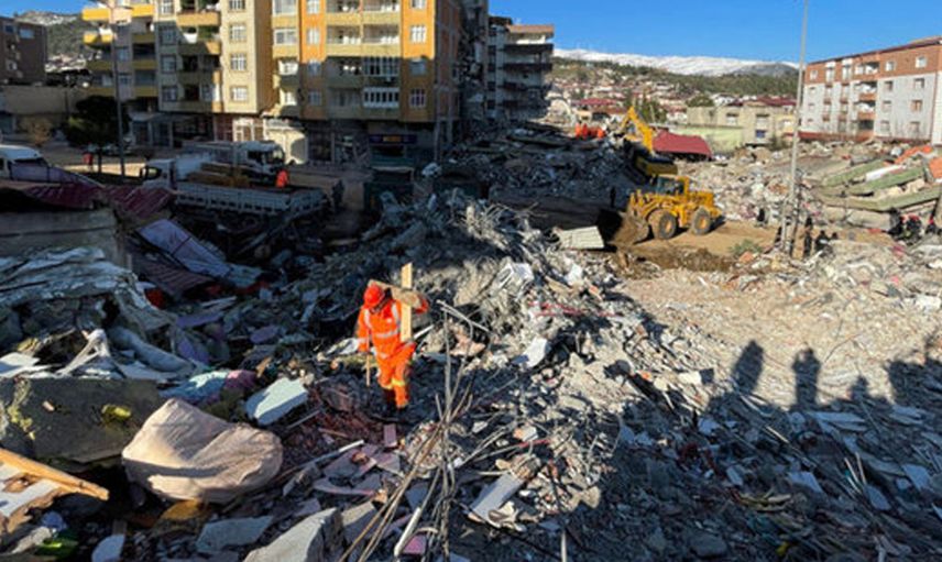 Gaziantep’te korku dolu anlar: Hasarlı iki bina çöktü, yaralananlar var