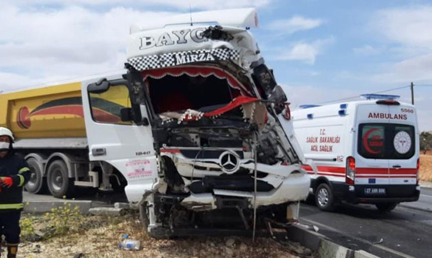 Gaziantep’te Tırlar Çarpıştı: 2 Yaralı