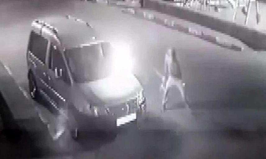 Gece dışarıdan gelen sesler yüzünden uyandı, kardeşinin aracını yaktığını gördü!