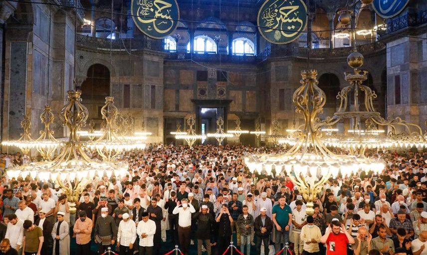 Geceden dolmaya başladı: Binlerce kişi Ayasofya camiinde bayram namazı kıldı