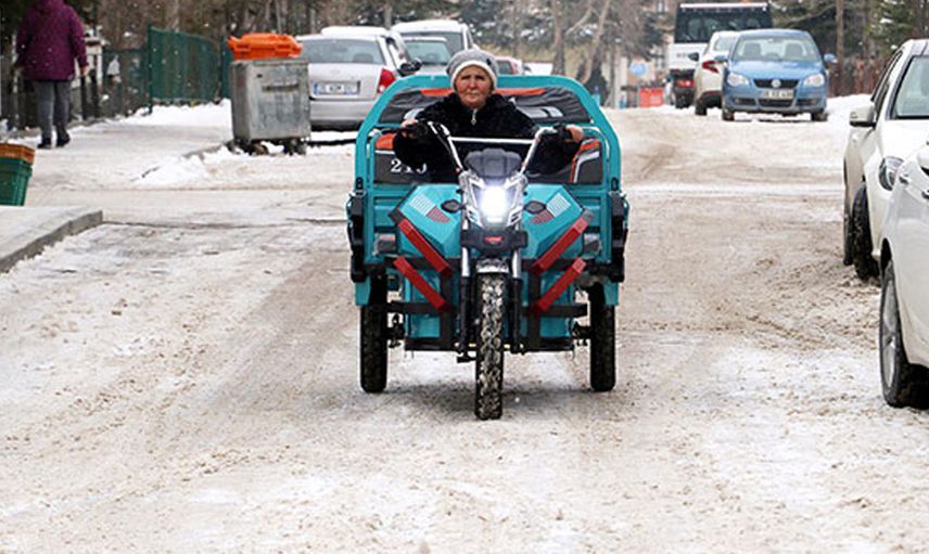 Geçimini Sağladığı Motosikleti Çalınan Kadını, Bakan Kurum'un Hediyesi Sevindirdi!