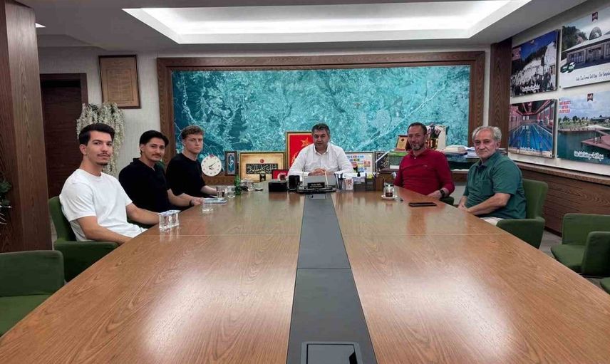 Gedizli Profesyonel Futbolculardan Başkan Akel'e Ziyaret