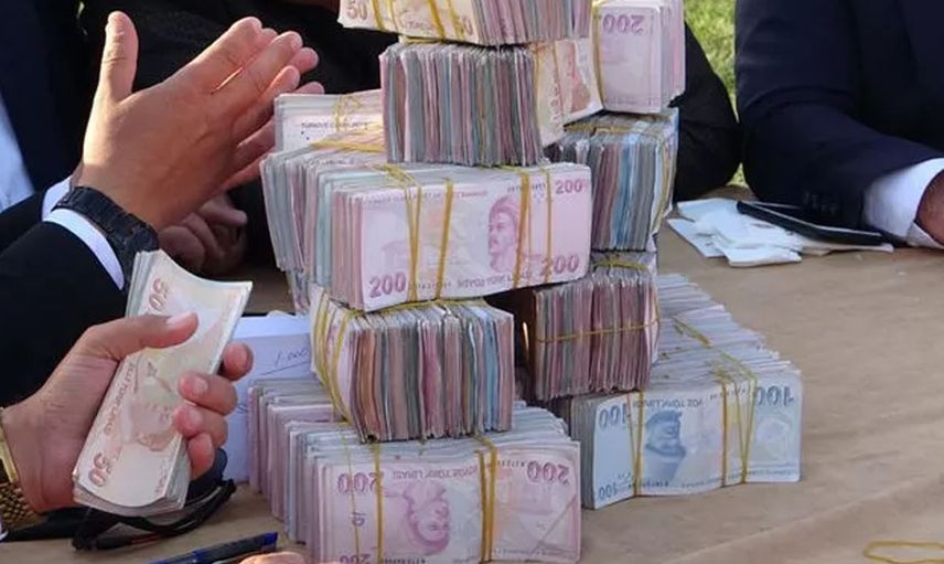 Gelin ve damadı görenler şok oldu! Son zamanların en çok takı takılan düğünü