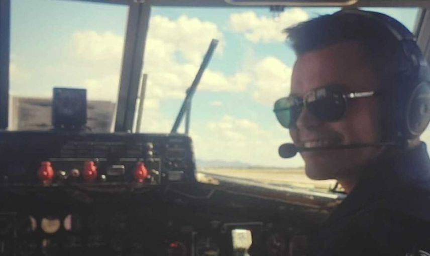 Genç pilot yolculardan özür dileyip uçaktan aşağıya atlamıştı! Ölümünün perde arkası açıklandı!