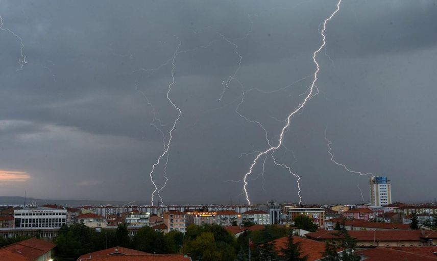 Gök gürültülü sağanak yağış geliyor: Meteoroloji’den 15 kente uyarı