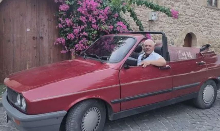 Gören durup fotoğraf çektiriyor: Düğün Dernek filminden etkilendi 1989 model arabasını o hale çevirdi