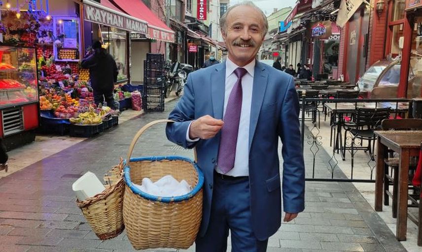 Görenler bankacı sanıyor, mesleğini öğrenenler şaşırıyor: Takım elbiseli simitçinin aylık kazancı 25 bin TL!