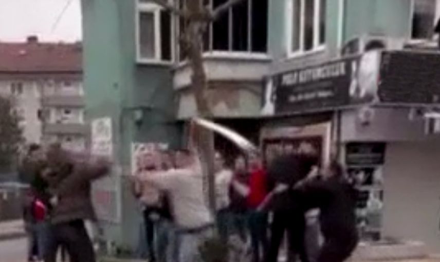 Görenler Çığlık Çığlığa Kaldı: Kavganın Ortasına Zülfikar Kılıcıyla Saldırdı!