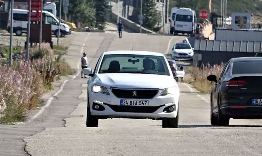 Görenler dönüp bir daha bakıyor: Araçlar bu yolda kendi kendilerine gidiyor