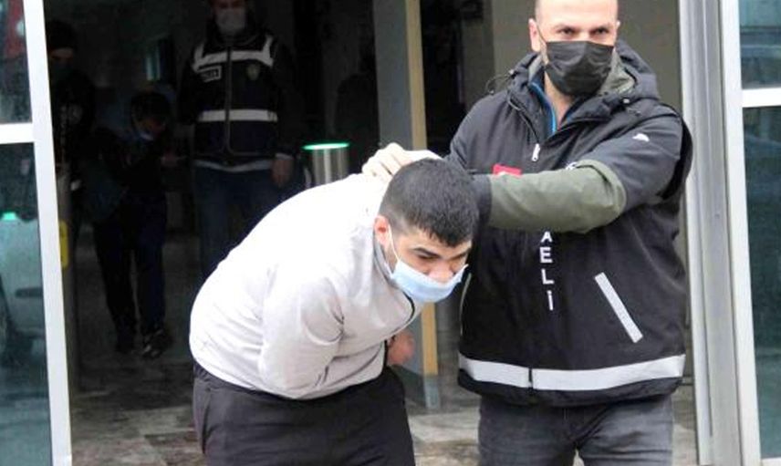 Görenler Hayrete Düşüyor: Otomobilin İçinden 100 Bin Lira Çalan Hırsızlar Kameralara Yansıdı