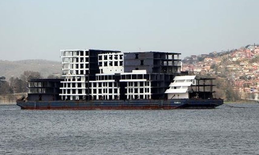 Görenler inanamadı: İstanbul Boğazı'ndan resmen apartman geçti!
