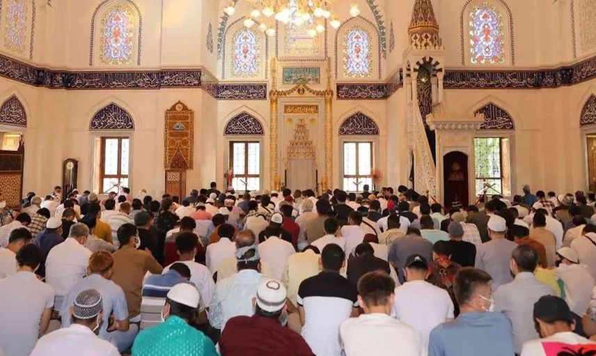 Görenler şaşkına döndü: Tokyo’da bayram namazı iki kez kılındı