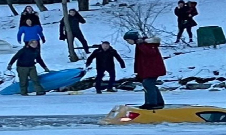 Görenler Hayrete Düştü: Kanada'da Arabası Batarken Selfie Çekti