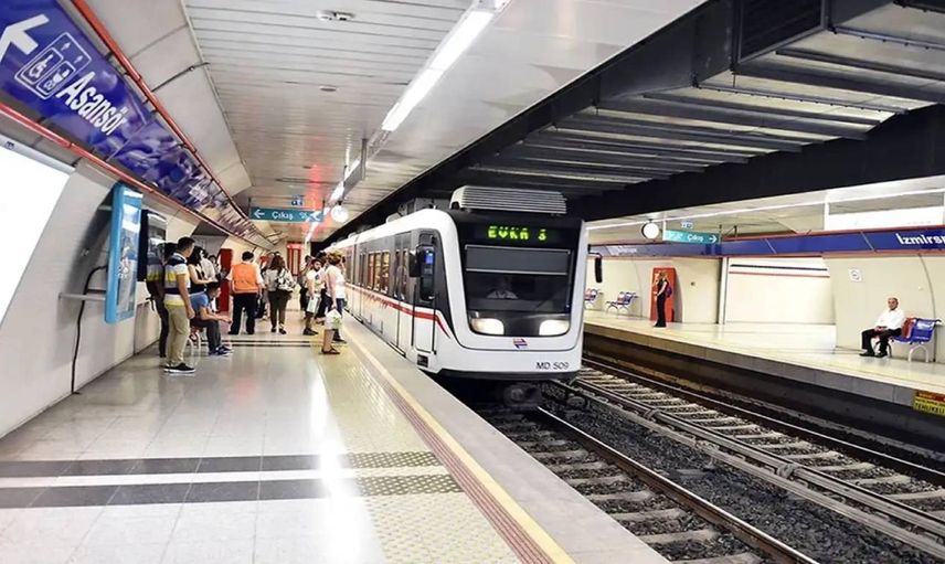 Görüntüler İstanbul’u aratmıyor: İzmir’de metro seferlerinde aksama yaşandı