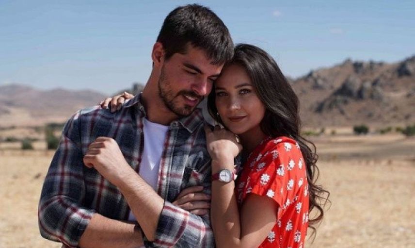 Gülsim Ali verdiği pozla herkesi şaşırttı! Beyaz elbiseli pozuyla sosyal medyayı salladı!