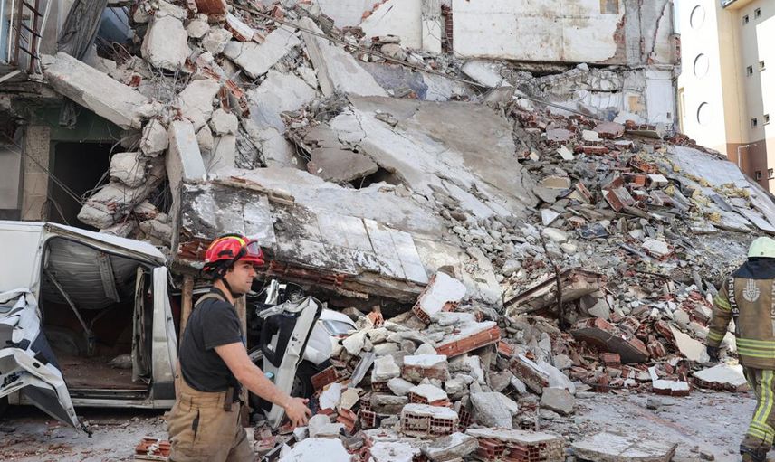 Güngören’de 5 katlı metruk bir bina araçların üstüne yıkıldı: Bir kişi kurtarıldı