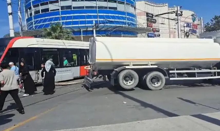 Güngören’de korku dolu anlar: Otomobil tramvaya çarptı