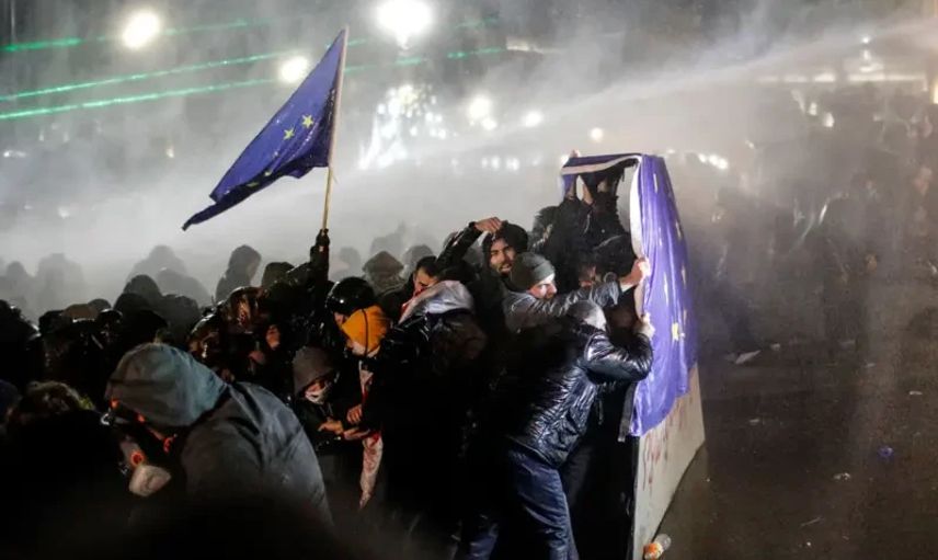 Gürcistan hükümeti AB'yi askıya aldı! Halk sokaklara döküldü!
