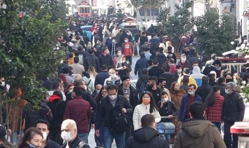 Güzel Havanın Etkisiyle İstiklal Caddesi Ve Sahillerde Yoğunluk Oluştu