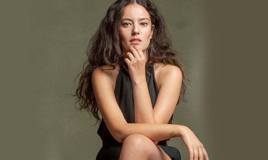 Güzel Oyuncu Pelin Akil Buz Gibi Havaya İnat Mayo Giyip Kendisini Bahçesindeki Kar Yığınına Bıraktı!