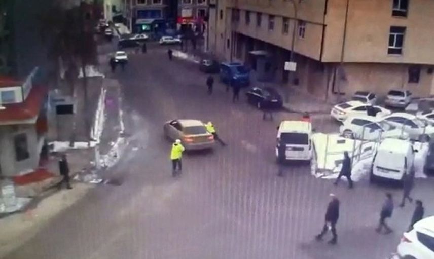 Hacizli Olan Aracın Sürücüsü Polisi Metrelerce Sürükledi! O Anlar Saniye Saniye Kaydedildi